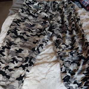 Joe boxer men's camo pj pants size medium. Colors grey and black